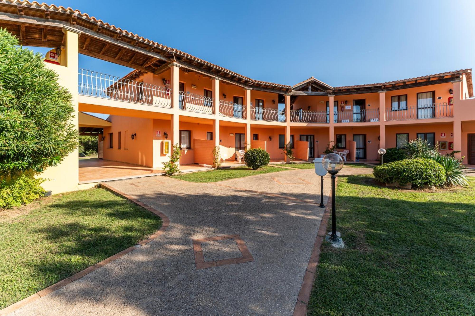 Residence Baia Dei Mirti Vignola Mare Екстериор снимка